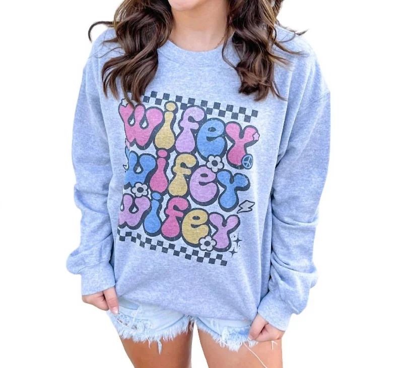 Retro Wifey Graphic Sweatshirt In Heather Grey